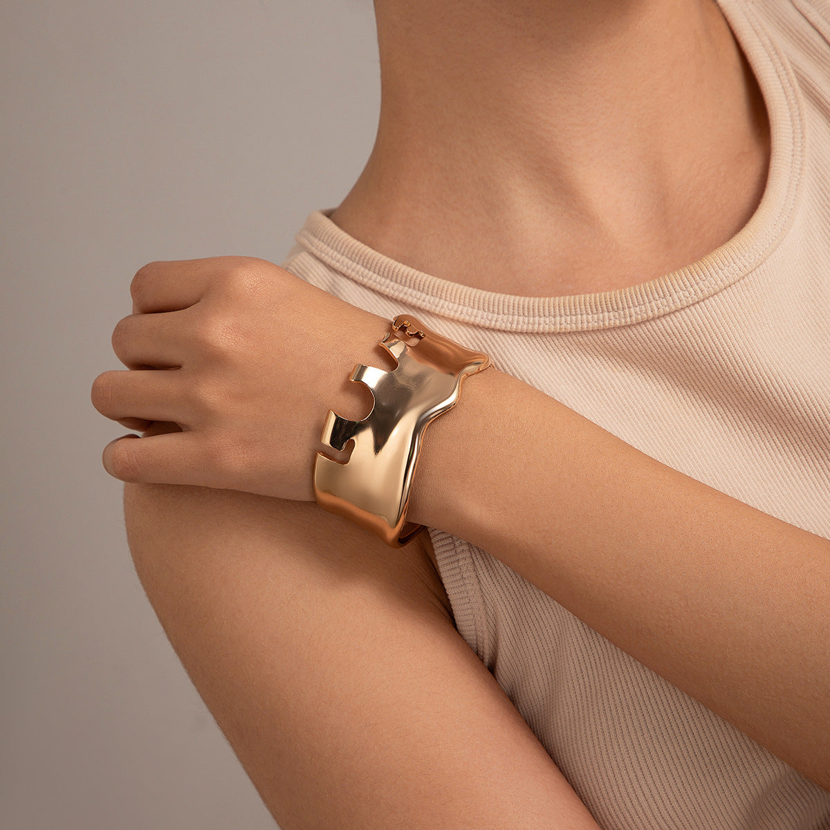 Bracelet Métal Ouverture Irrégulière | Style Niche Polyvalent | Bijou Femme