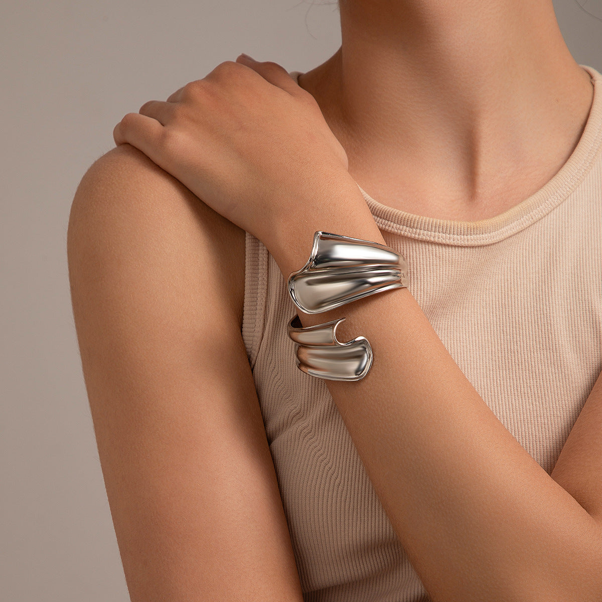 Bracelet Métal Ouverture Irrégulière | Style Niche Polyvalent | Bijou Femme
