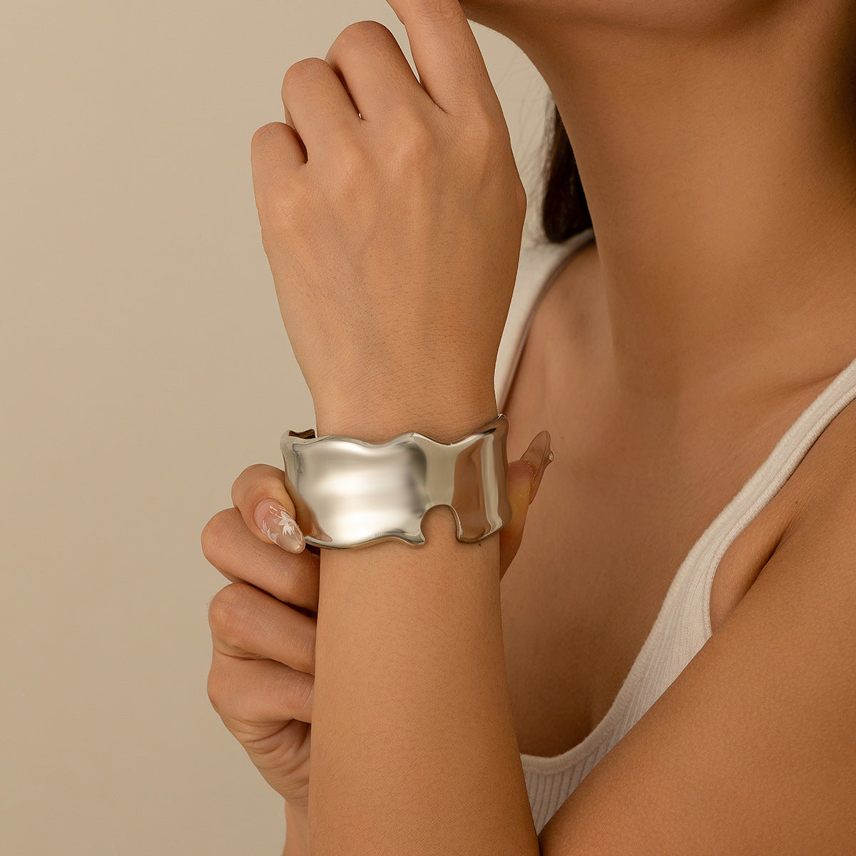 Bracelet Métal Ouverture Irrégulière | Style Niche Polyvalent | Bijou Femme