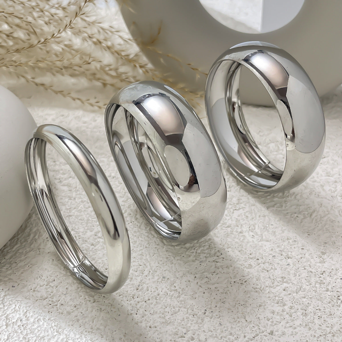 Set Bracelets Métalliques Empilés | Surface Courbée Lisse | Style Polyvalent