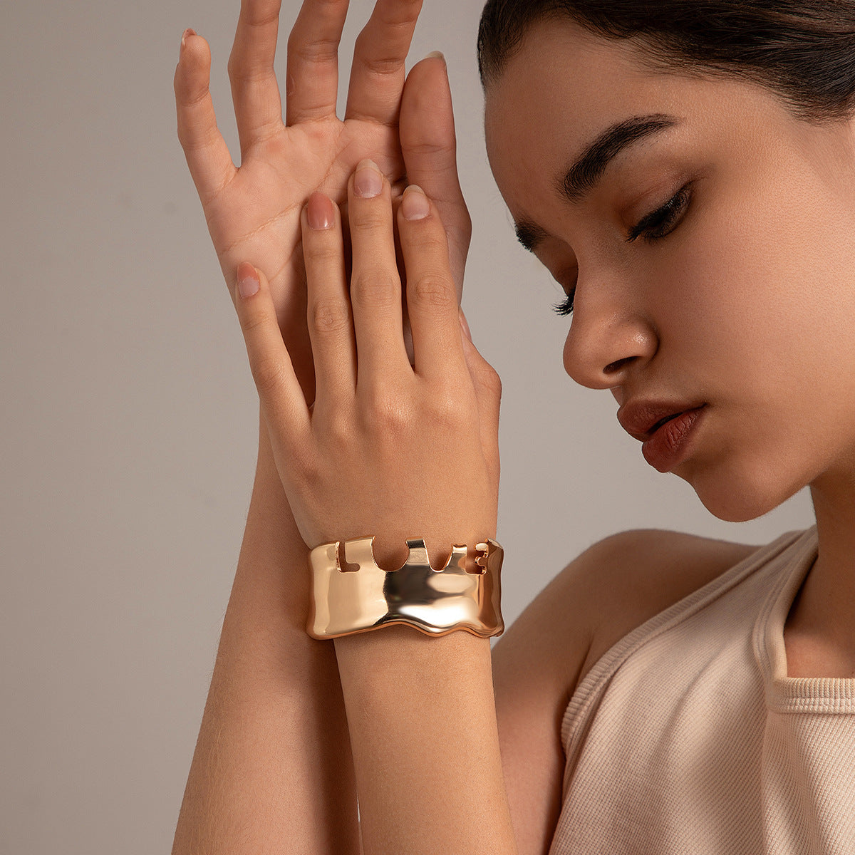 Bracelet Métal Ouverture Irrégulière | Style Niche Polyvalent | Bijou Femme