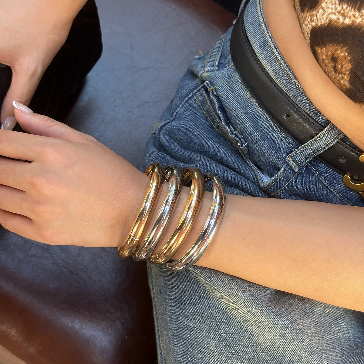 Set Bracelets Métalliques Empilés | Surface Courbée Lisse | Style Polyvalent